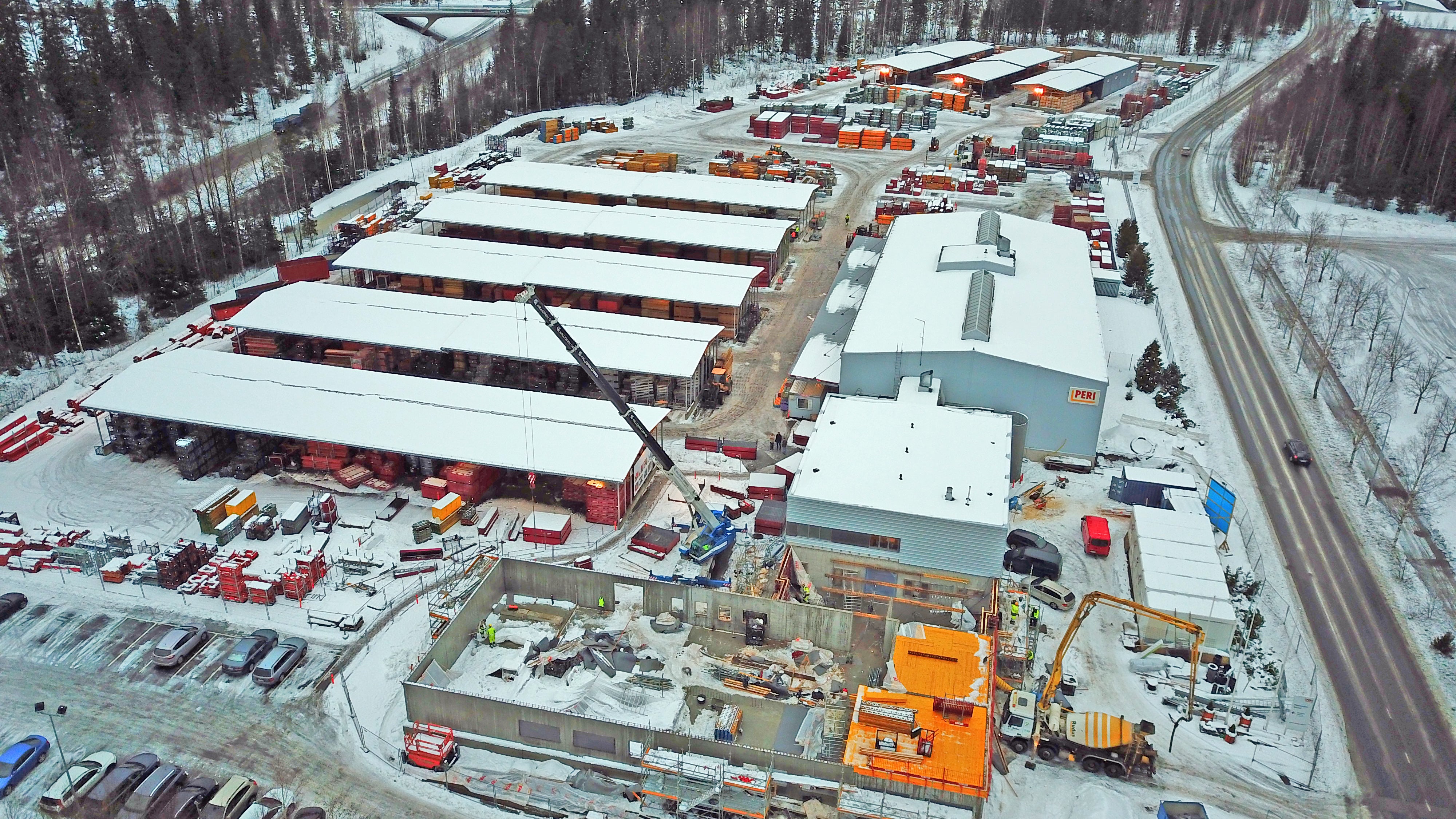 Tilaa työmaalla ei ole ollut yhtään ylimääräistä. Samalla kun PERI Suomen työntekijöile täytyi järjestää turvallinen kulku parkkipaikalta toimistolle, oli nostureille, betoniautoille ja muille kuormille raivattava tilaa ahtaalta tontilta.