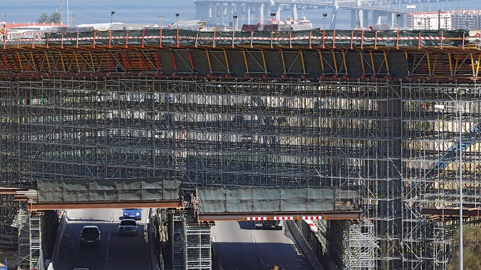 Passagem Superior 16B: vista geral da estrutura em fase de betonagem