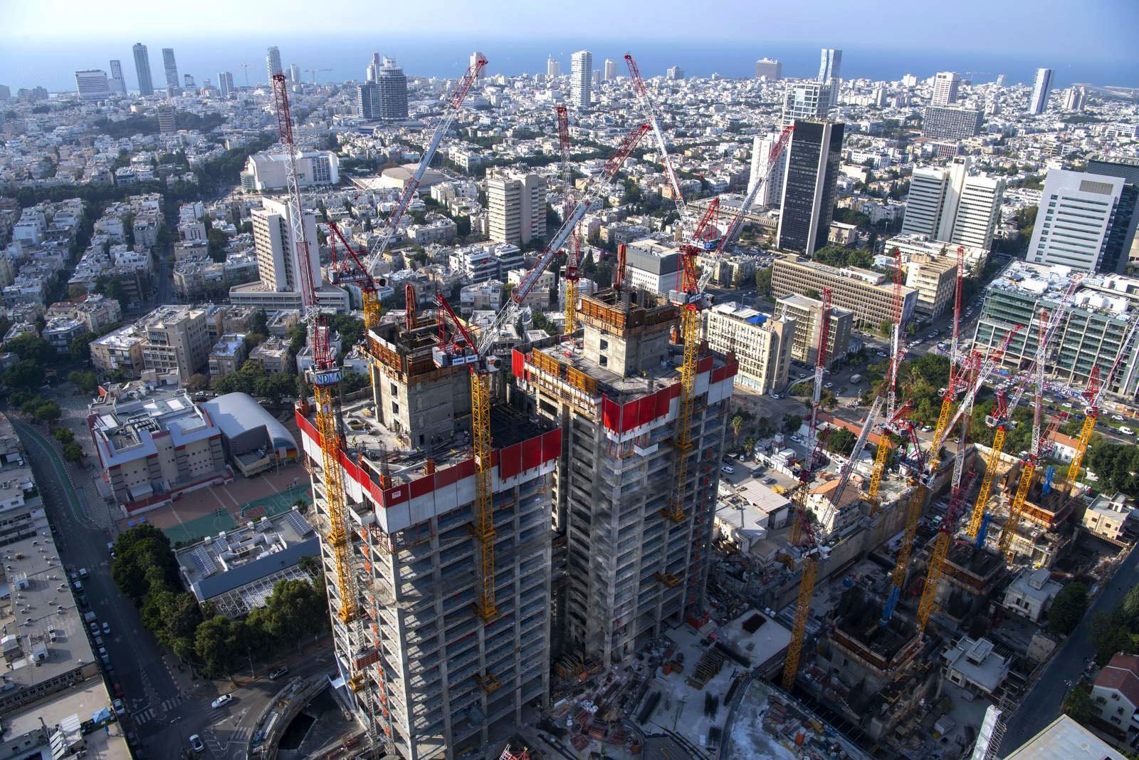 צמד המגדלים מחוברים בינהם בגשרים ועליהם מערכות ליציקת גרעין מטפס מראש ומערכות הגנה היקפית.