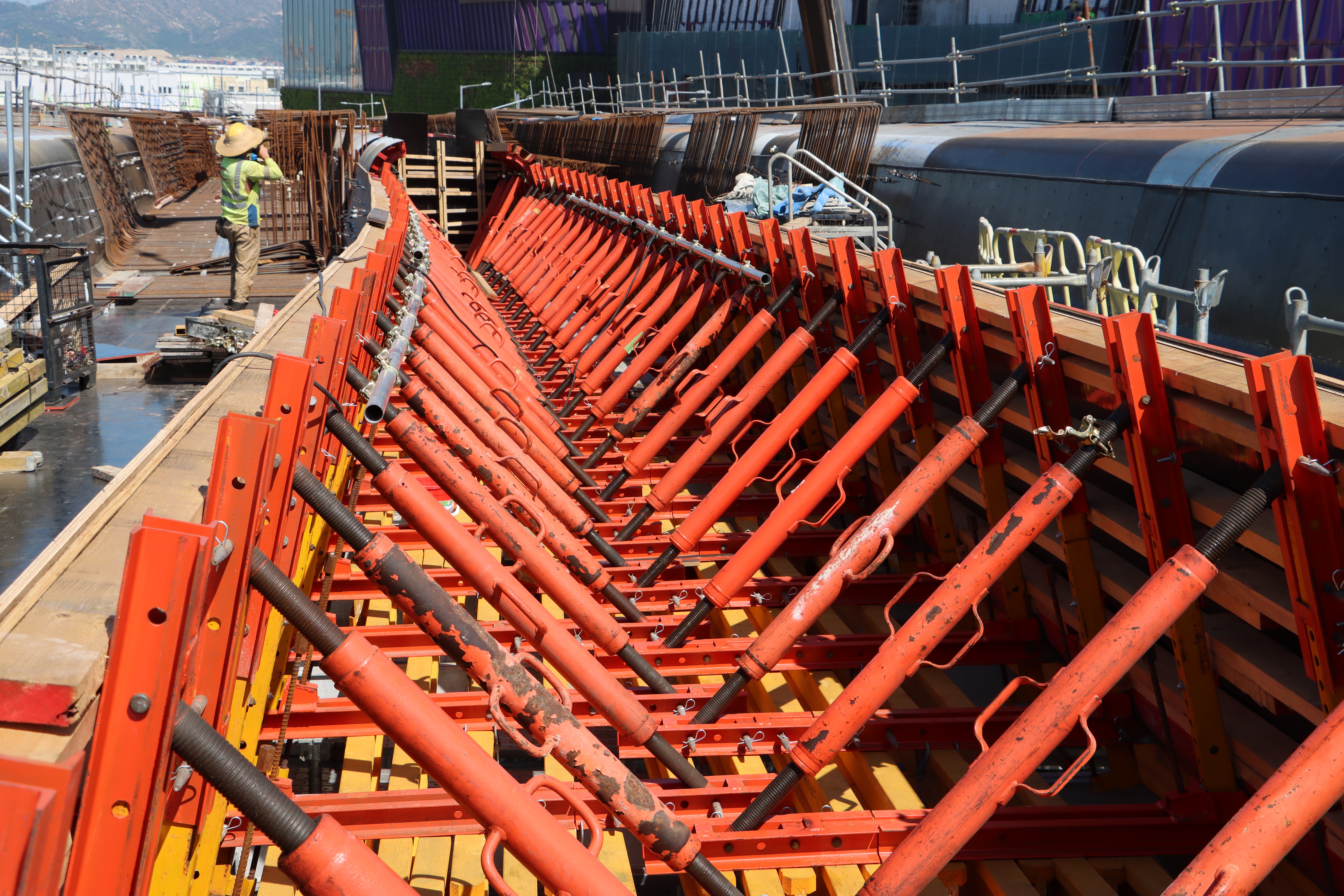 PERI customised VARIOKIT formwork particularly for a bridge deck in this project