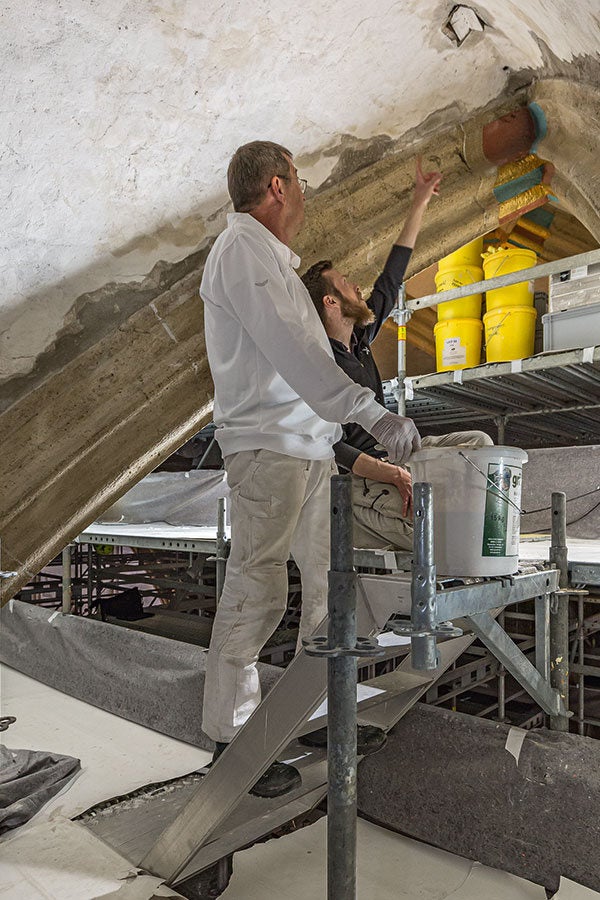 In 26 m Höhe wird die Gewölbedecke von Experten aufwändig in Handarbeit saniert.