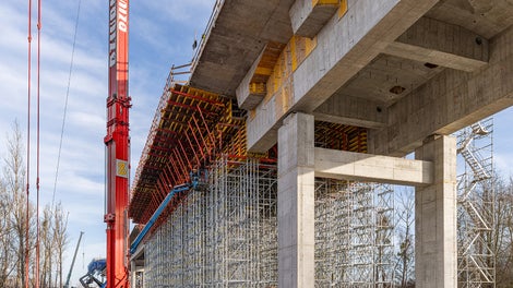 Most na rzece San w Stalowej Woli w ciągu DW 855. System PERI UP Flex MD w użyciu.