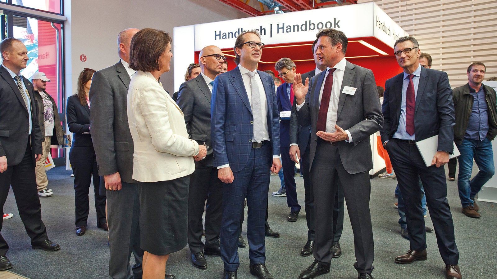 During bauma 2016, Alexander Dobrindt, Federal Minister for Transport and Digital Infrastructure, visited the PERI stand (shown here with Christl Schwörer and Alexander Schwörer). His ministry selected the Filstal Bridge as a pilot project for the introduction of BIM in the area of infrastructure construction. PERI has provided the formwork and scaffolding solution for the structure.