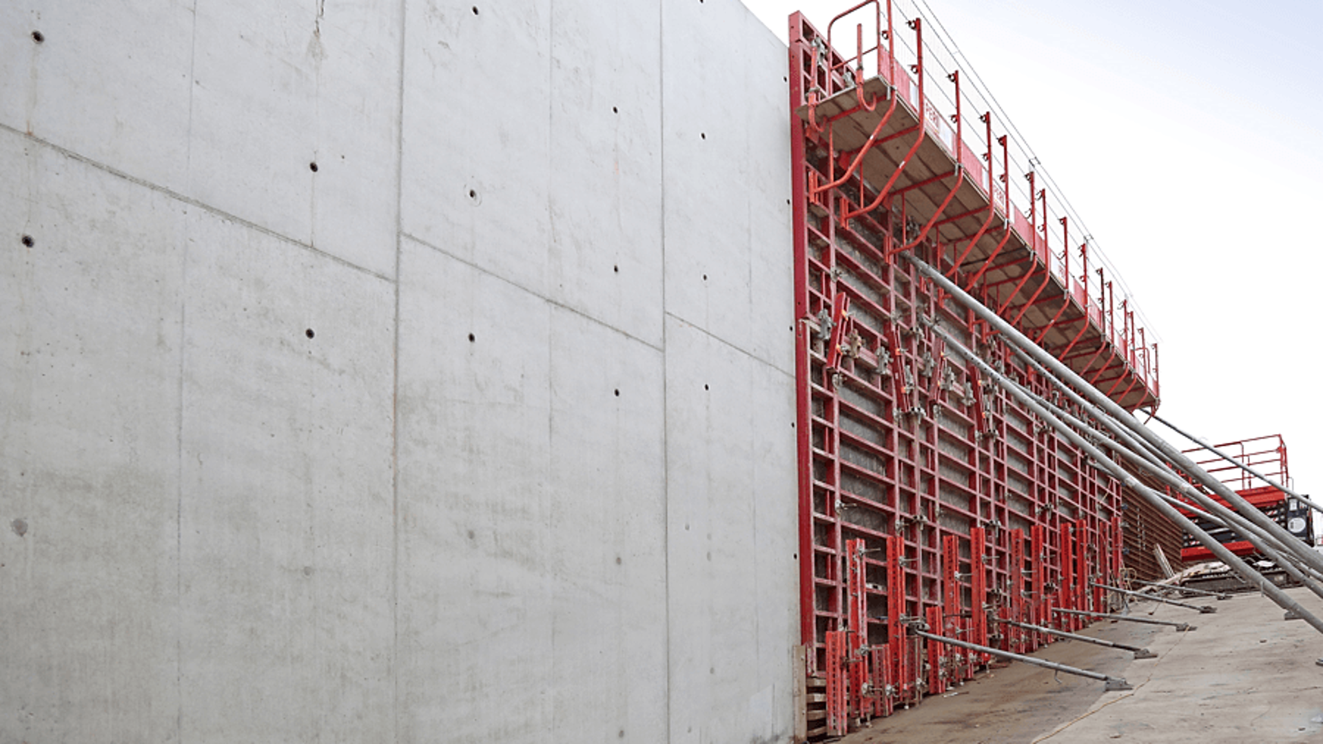 Seit über 50 Jahren ist PERI ein Pionier in der Schalungstechnik. Unser Portfolio umfasst unter anderem Wandschalungen, Säulenschalungen, Deckenschalungen, Freiformschalungen und Universalschalungen und deckt damit nahezu alle Anwendungen ab.