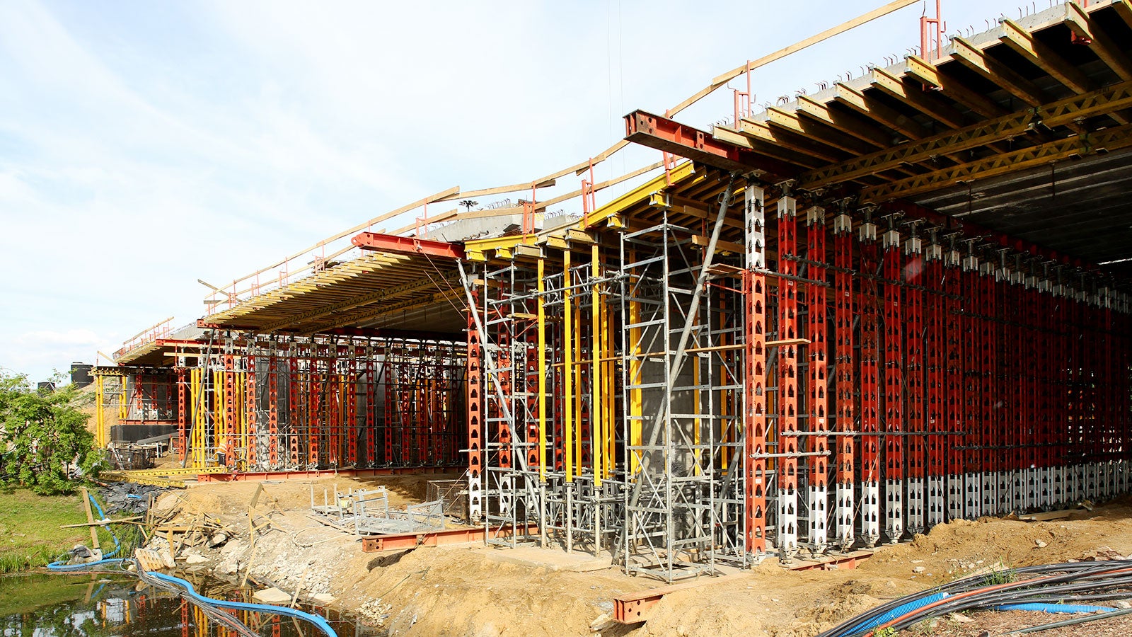 Podparcie belek Kujan za pomocą systemu HD 200 pozwoliło zmniejszyć nakłady na przygotowanie podłoża, a także przyspieszyć montaż podparcia ustroju nośnego. <br/>