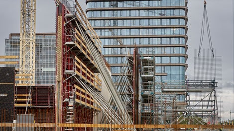 De MXK platforms zijn aan de bekisting voorgemonteerd. Er zij geen extra werksteigers nodig.