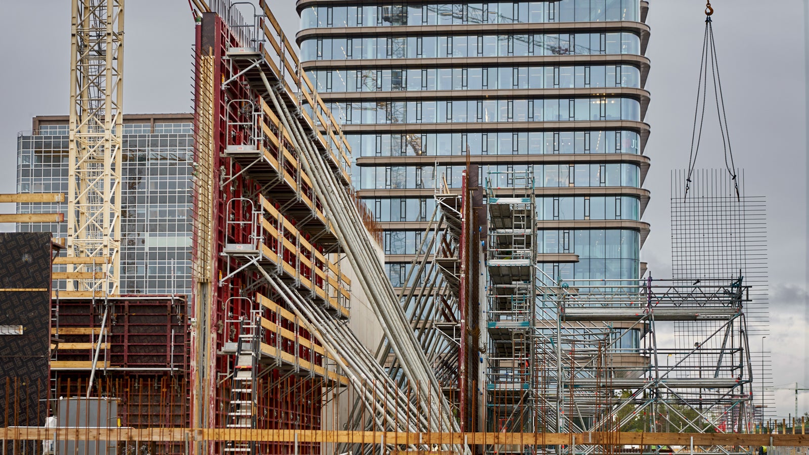 De MXK platforms zijn aan de bekisting voorgemonteerd. Er zij geen extra werksteigers nodig.