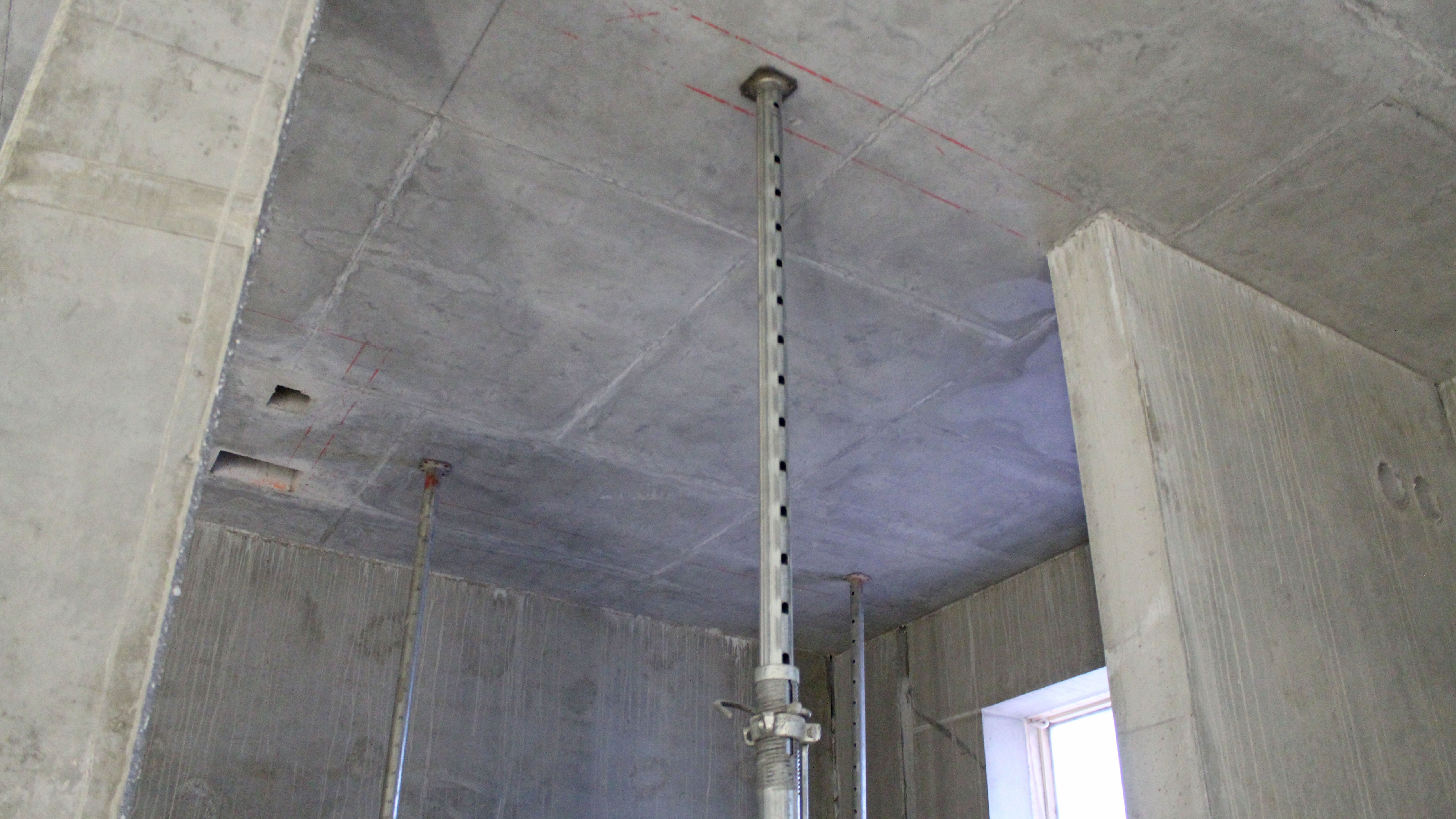 Valmista holvipintaa kerrostalon alimmassa kerroksessa.