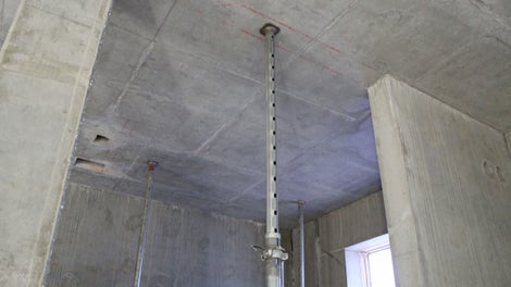 Valmista holvipintaa kerrostalon alimmassa kerroksessa.