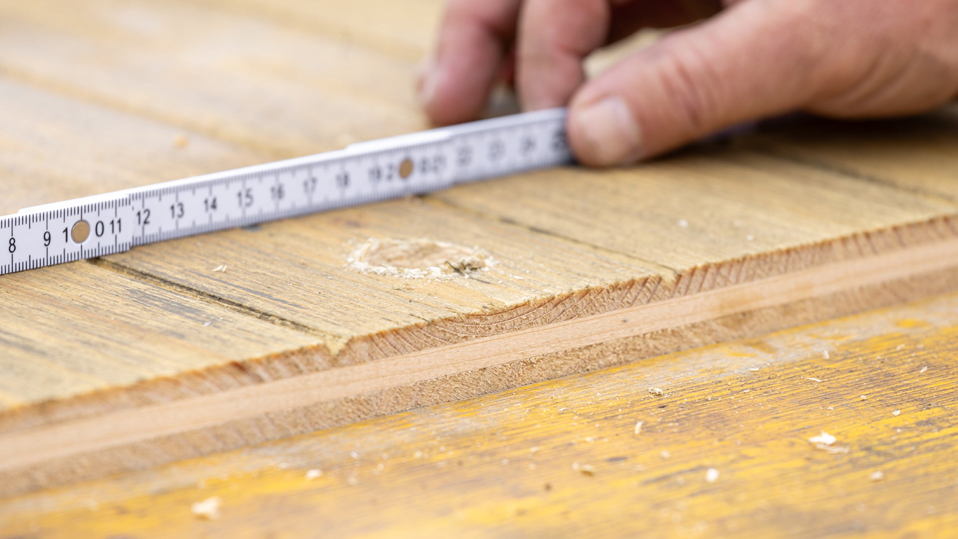 PERI lieferte die 3S-Schalungsplatten bereits exakt vorgefräst, mit Dreiecksnuten im regelmäßigen 10-cm-Abstand, auf die Baustelle.