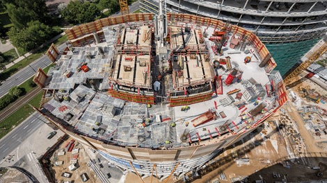 The optimally adapted PERI climbing formwork solution for the core of the building has ensured a weekly cycle for the floors. The shell enclosing the RCS climbing protection panel is completely enclosed and has provided safe working conditions at all heights and in all weathers for the construction of the shell.