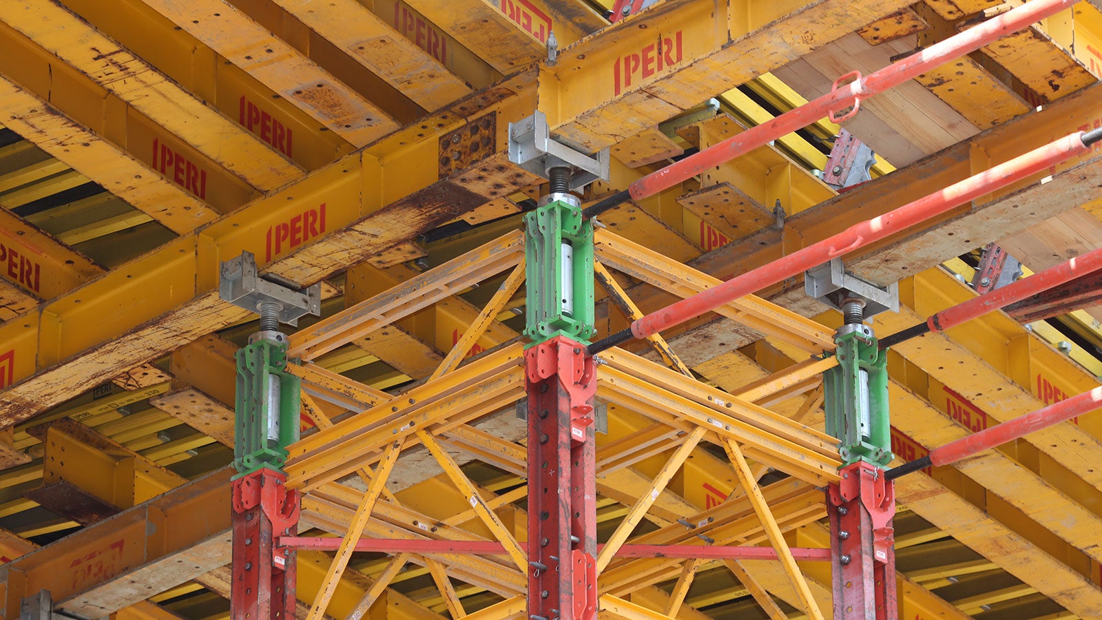 Wydajne i bezpieczne odciążanie wież PERI VST zapewnione jest dzięki głowicy z przenośnym urządzeniem hydraulicznym, Droga S7 - Most MS6, Ostróda