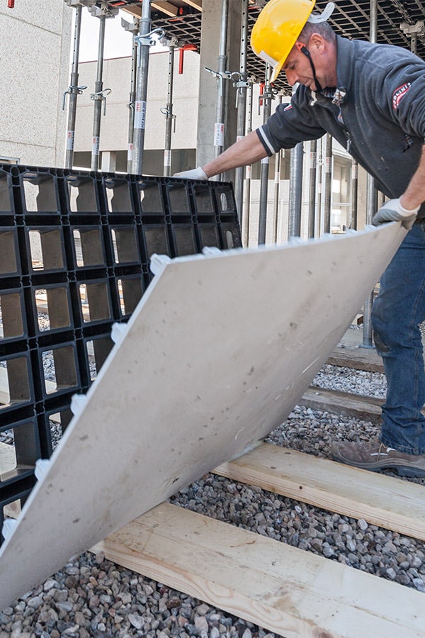 The appropriately dimensioned light formlining can easily be mounted by hand with a few screws – also on the construction site.