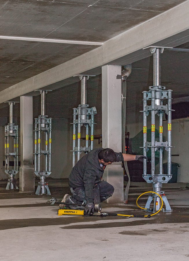 Erection and dismantling as well as hydraulic prestressing und lowering of the PERI UP lowering spindle under load is extremely simple.