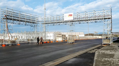 Через проезжие части были установлены кабельные мосты, собранные из системы PERI UP Flex и предназначенные для всех необходимых коммуникаций. В горном кластере такие мосты были практически на каждом объекте.