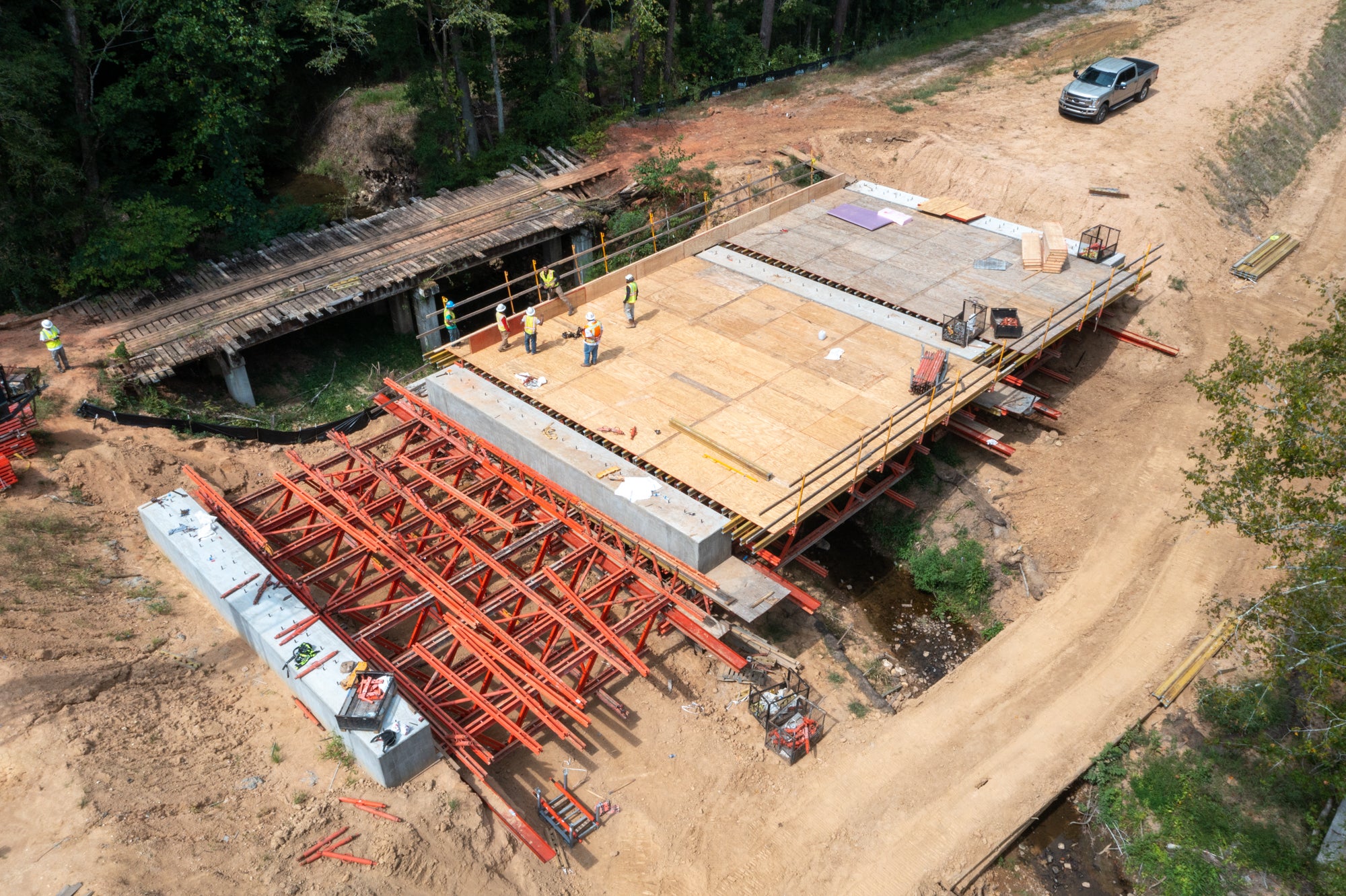 A new flat slab bridge is replacing the existing Valencia Bridge over Dutchman's Creek in Fairfield County, South Carolina, using PERI USA engineered formwork solutions.