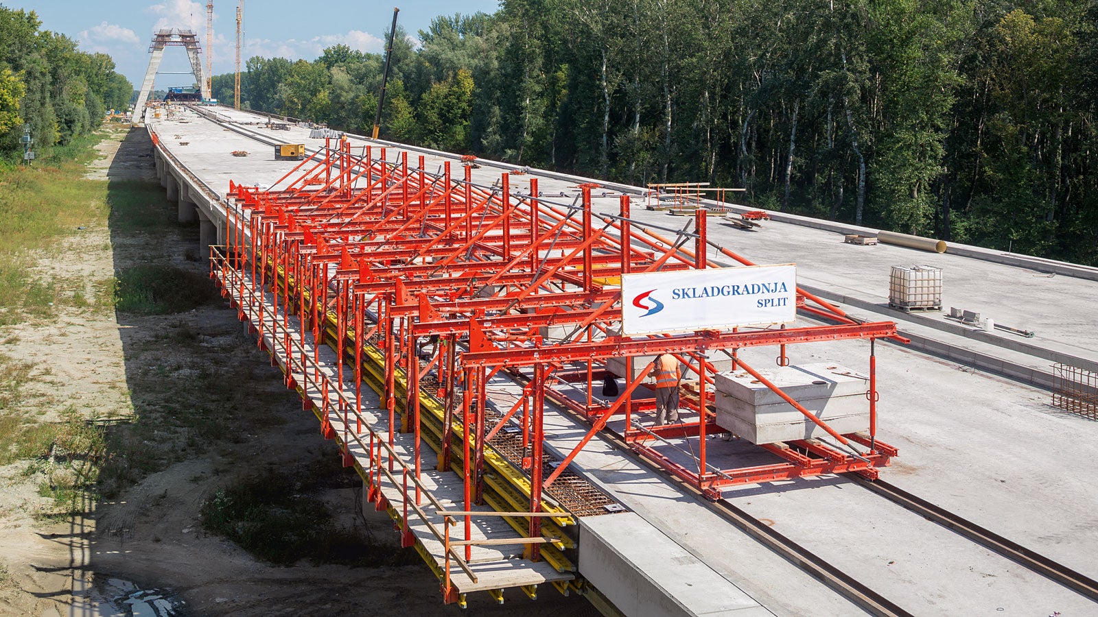 A VARIOKIT cantilevered parapet carriage serves for constructing the external cantilevered parapets. The horizontal loads are transferred via friction, anchoring is not required.