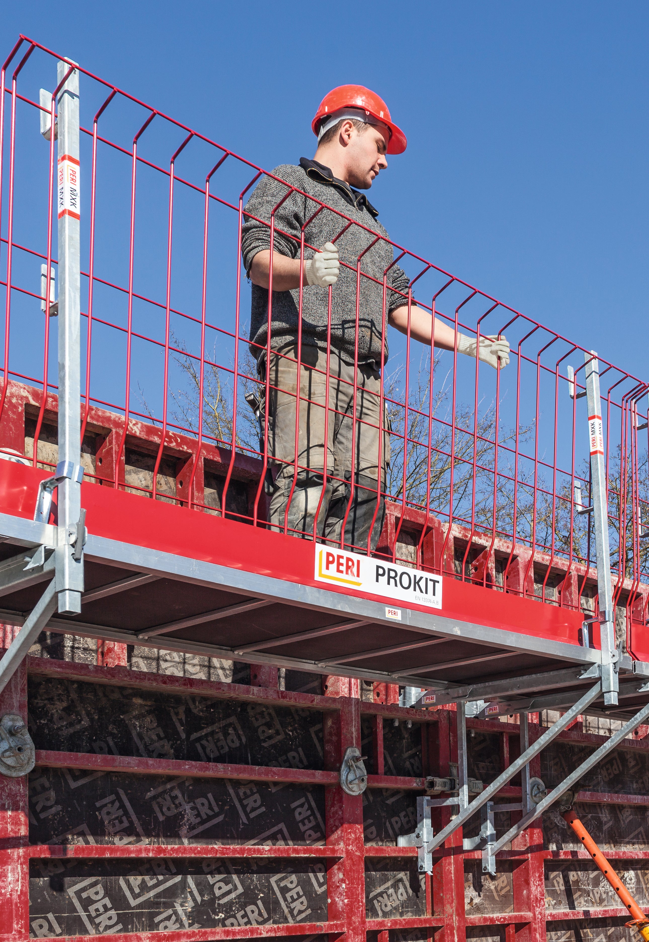 Für ein ergonomisches und sicheres Schalen sorgt dabei das Konsolensystem MXK, das sich mit wenigen Standardbauteilen ohne Kran einfach am Boden montieren lässt. Die Gerüstkonsole MXK-RS bietet die Möglichkeit eine Richtstütze direkt an der Konsole anzuschließen. Bei aufgestockten Elementen ist damit sichergestellt, dass die Richtstützen den Arbeitsbereich auf der Bühne nicht beeinträchtigen.