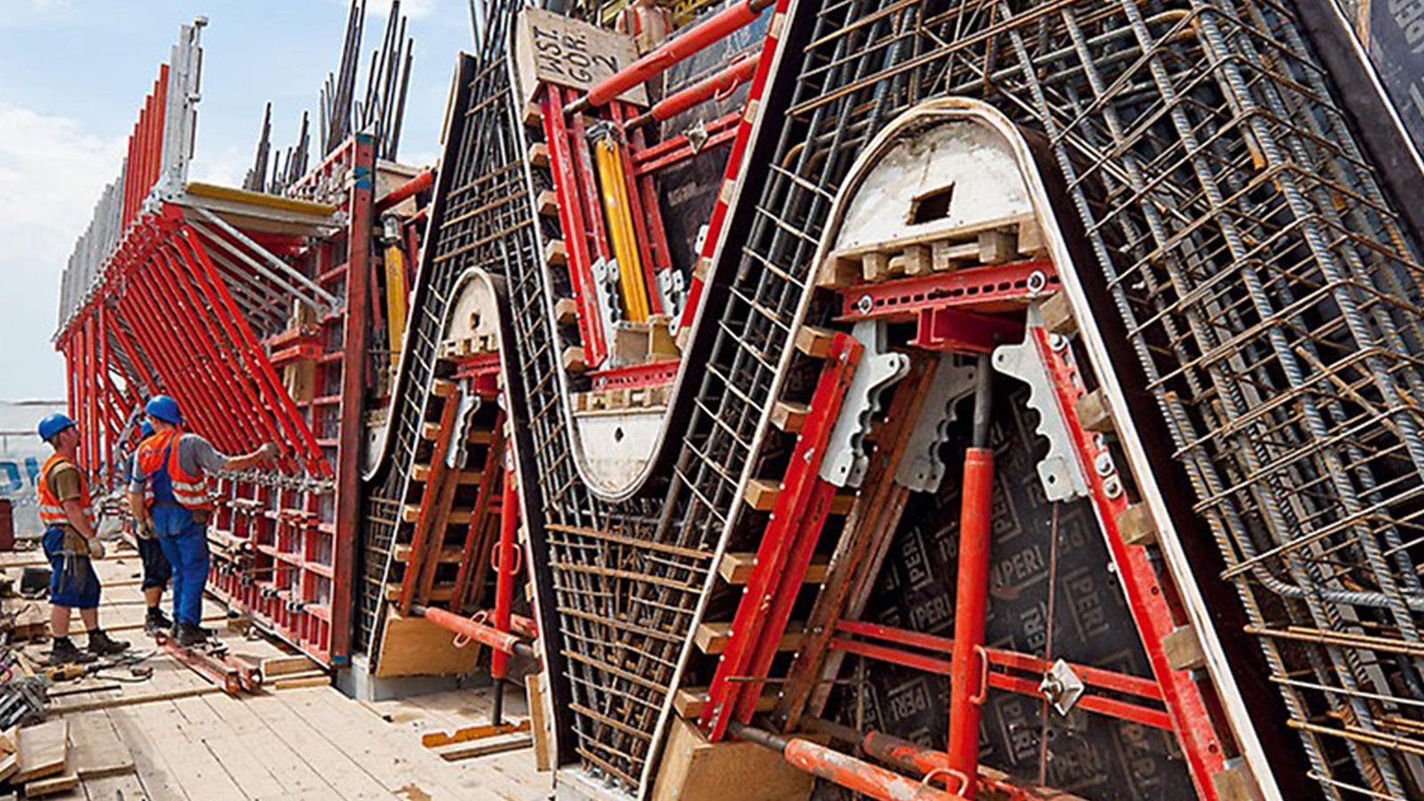 The production of the diamond-shaped reinforced concrete structure posed a special challenge. PERI engineers combined the TRIO panel formwork with special recess boxes based on PERI system components. With the help of this solution, it was possible to shape the complex concrete structure with dimensional accuracy despite the high degree of reinforcement – with a tie-less surface finish.