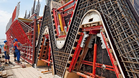 The production of the diamond-shaped reinforced concrete structure posed a special challenge. PERI engineers combined the TRIO panel formwork with special recess boxes based on PERI system components. With the help of this solution, it was possible to shape the complex concrete structure with dimensional accuracy despite the high degree of reinforcement – with a tie-less surface finish.