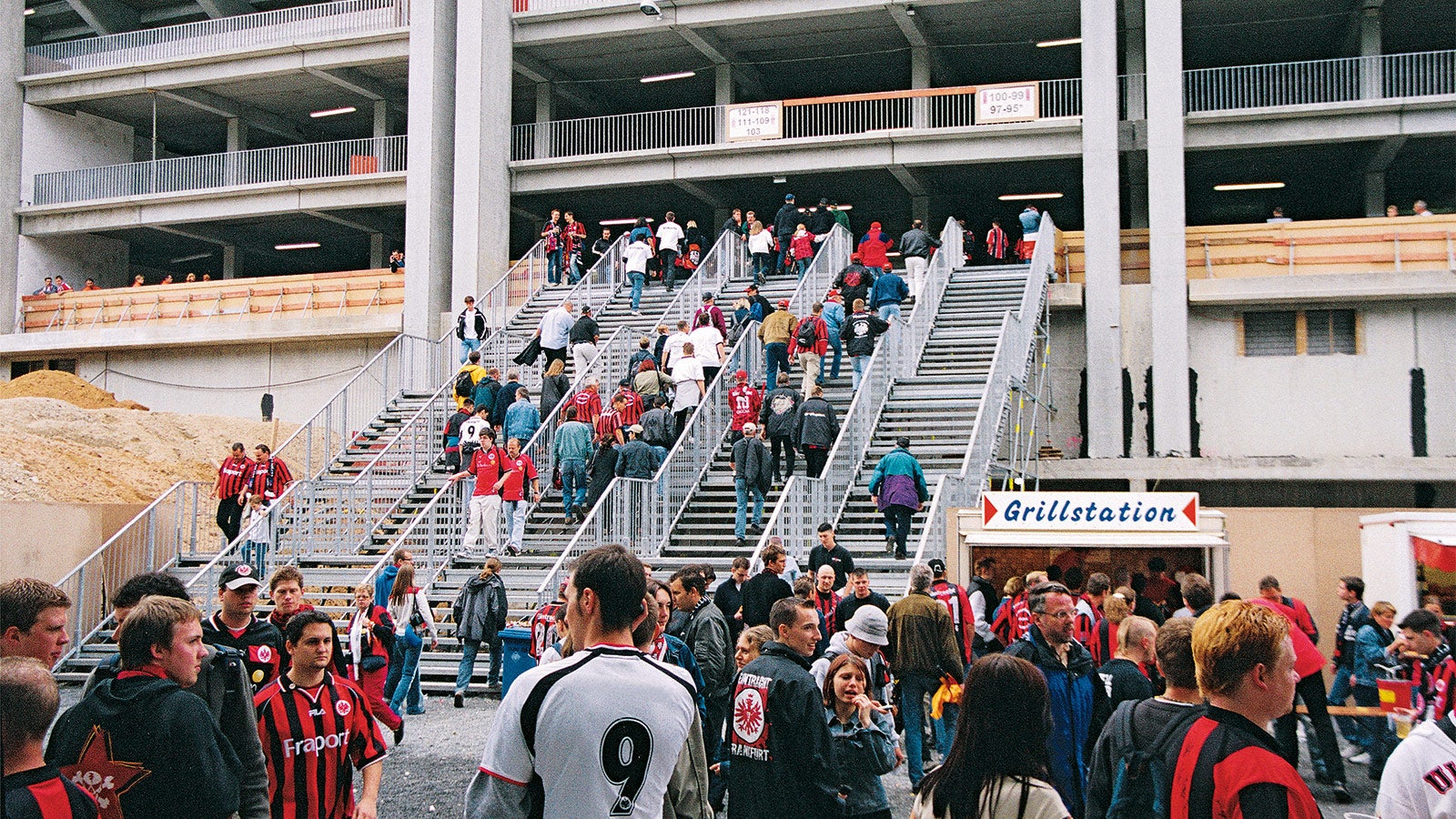 Treppenanlage im Zuge des Umbaues eines Fußballstadions. Sie wurde für die Fußballspiele am Wochenende benötigt und für die Bauarbeiten unter der Woche mit dem Kran an einen Lagerplatz versetzt.