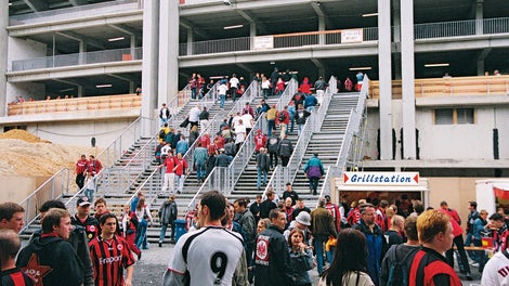 Treppenanlage im Zuge des Umbaues eines Fußballstadions. Sie wurde für die Fußballspiele am Wochenende benötigt und für die Bauarbeiten unter der Woche mit dem Kran an einen Lagerplatz versetzt.