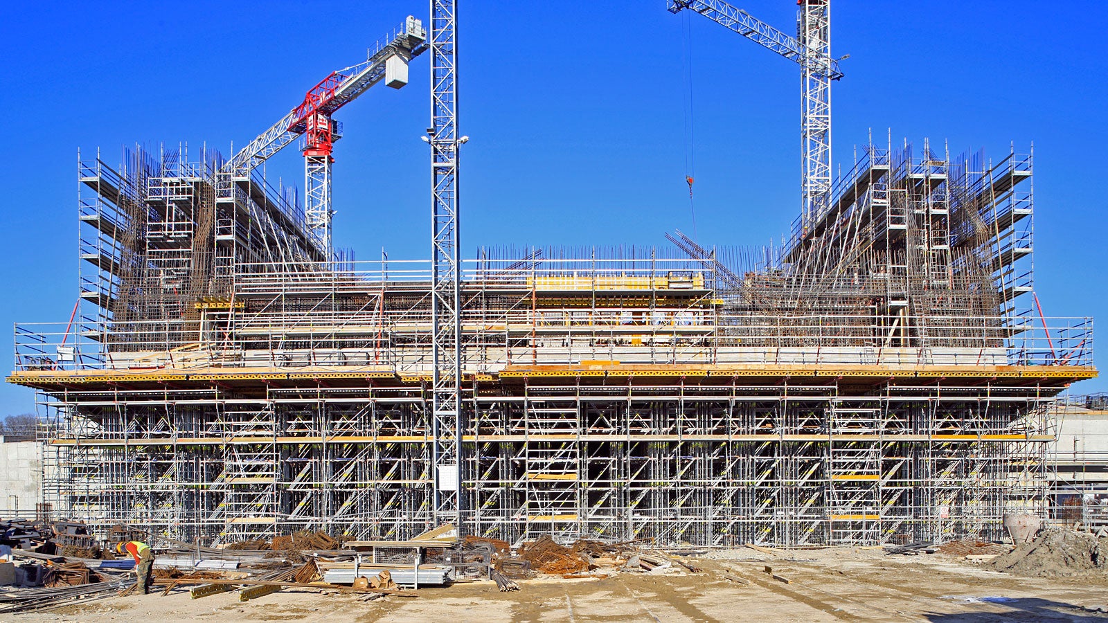 The large room heights and numerous wall and slab offsets placed high demands on the geometrical adjustment of the supporting structures.