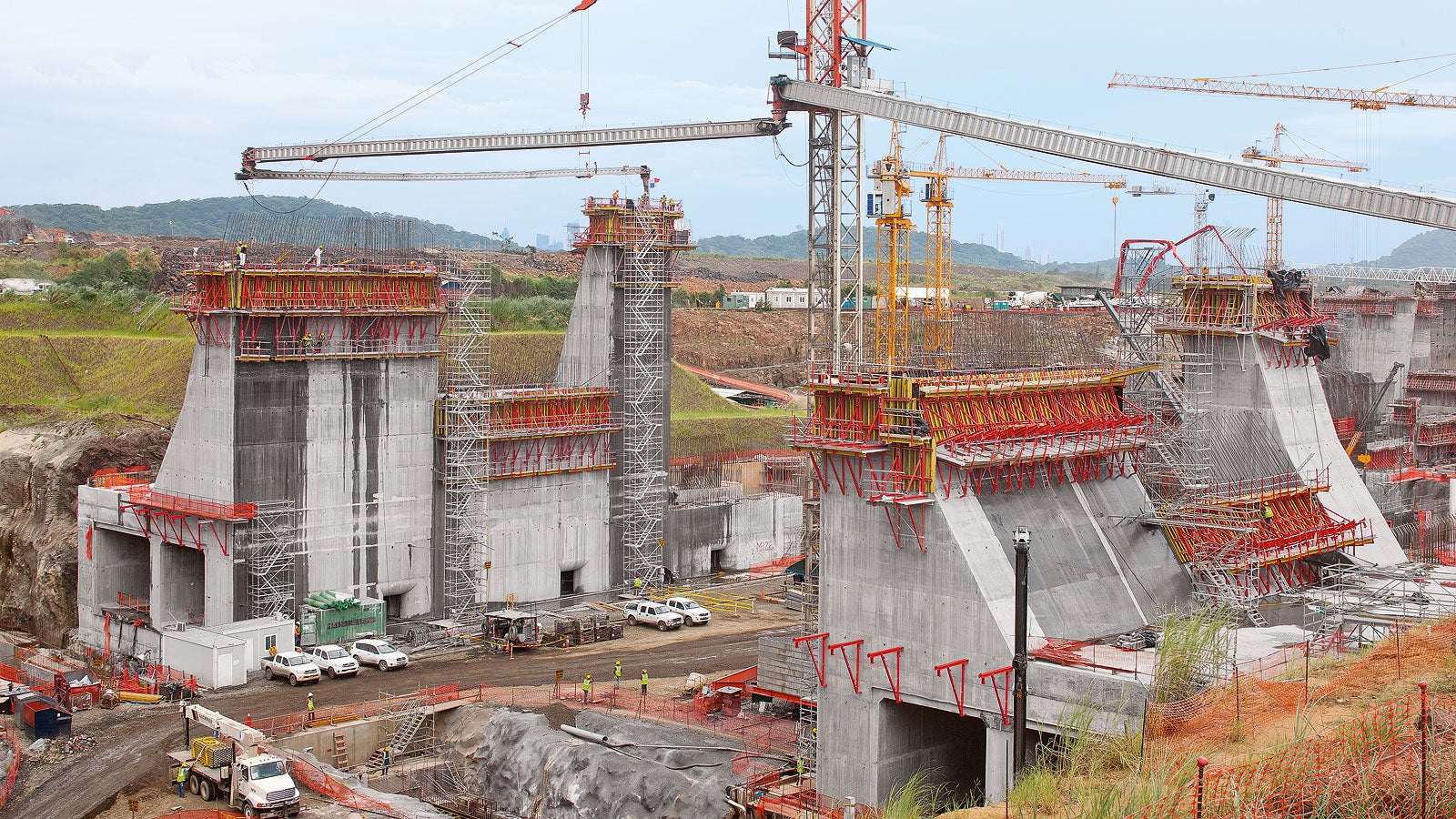 The use of large climbing units facilitates cost-effective construction of the massive lock components for the expansion of the Panama Canal.<br/>