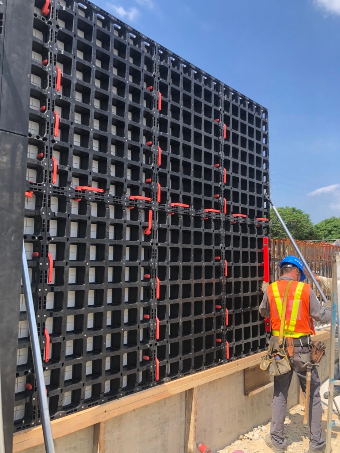 The DUO panels can be installed vertically and hirizontally