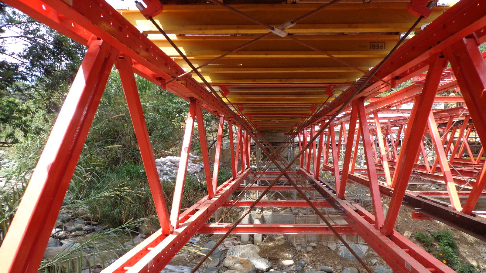 La longitud y capacidad de carga de las celosías VARIOKIT se modifica fácilmente, tan solo es necesario cambiar algunas correas o diagonales. 