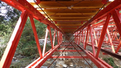 La longitud y capacidad de carga de las celosías VARIOKIT se modifica fácilmente, tan solo es necesario cambiar algunas correas o diagonales. 