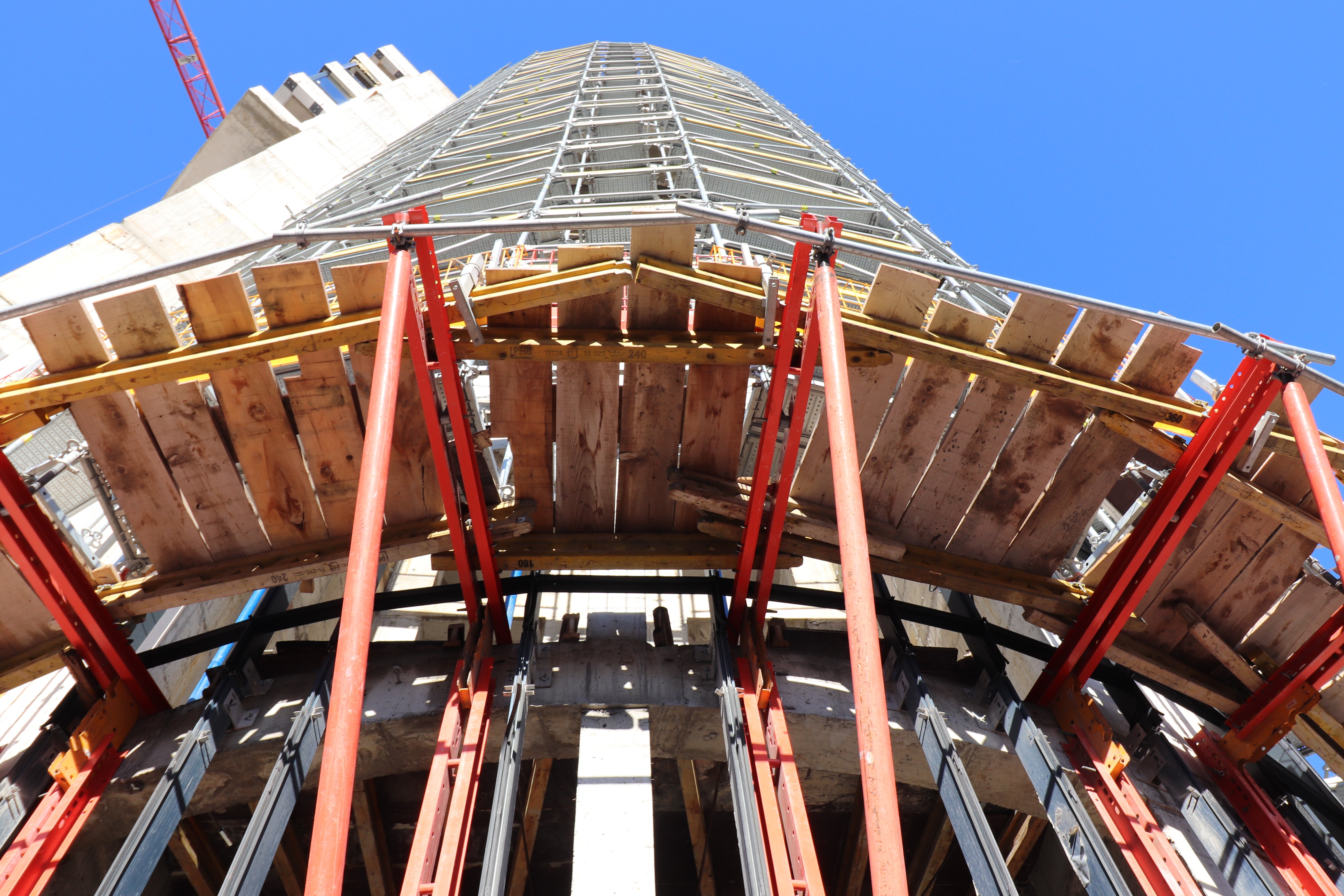 Със системата VARIOKIT бързо и лесно могат да се конфигурират различни конструкции за обектовите нужди. Връзката между отделните елементи става с пас-болт, което редуцира времето за монтаж