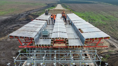 桥梁上部结构模板结构在派利工厂完成预组装，节约了大量时间。