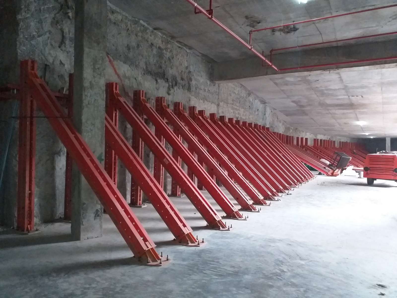 Pórticos VARIOKIT para soportar las pantallas preexcavadas.