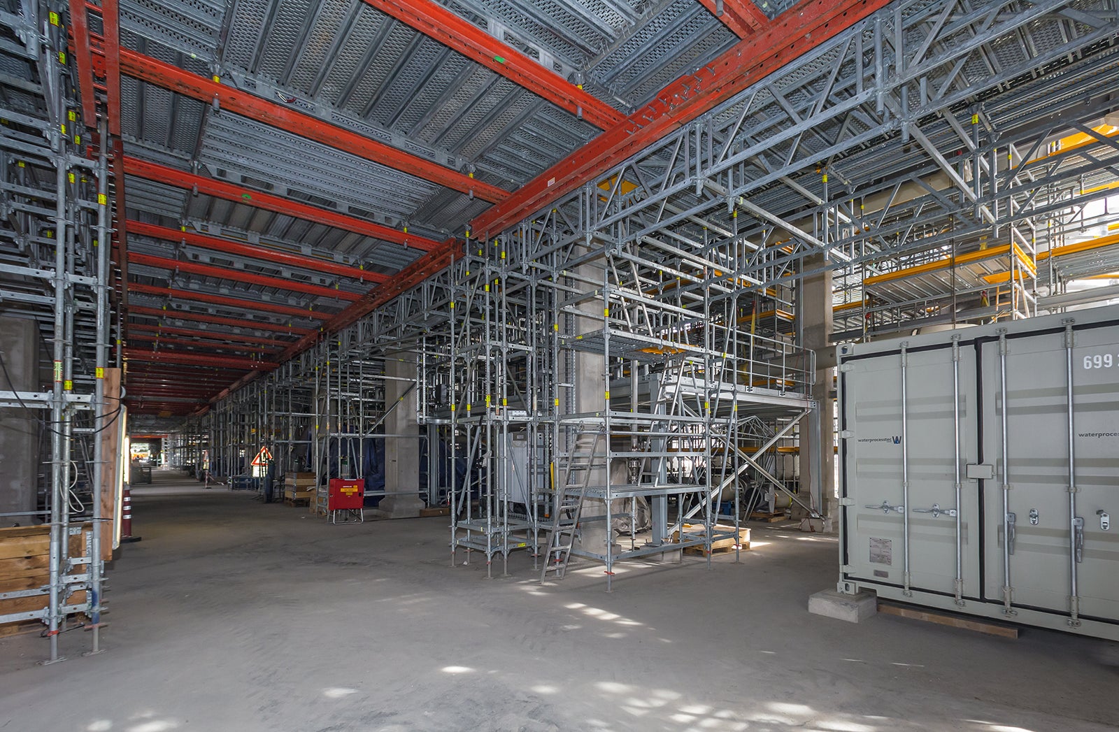 The PERI UP Flex modular scaffolding and the VARIOKIT modular construction system can be ideally combined for realising bridging and passageways.