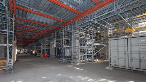 The PERI UP Flex modular scaffolding and the VARIOKIT modular construction system can be ideally combined for realising bridging and passageways.