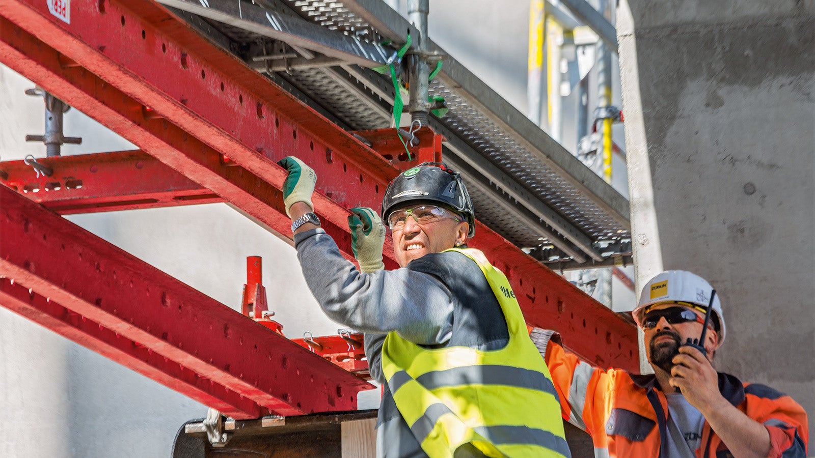 Voraussetzung für die Bauarbeiten mit beengten Platzverhältnissen und hohem Termindruck bei laufendem Betrieb: ein eingespieltes Baustellenteam sowie eine auf gute, intensive Zusammenarbeit in der Planungs- und Ausführungsphase basierende Schalungs- und Gerüstlösung.