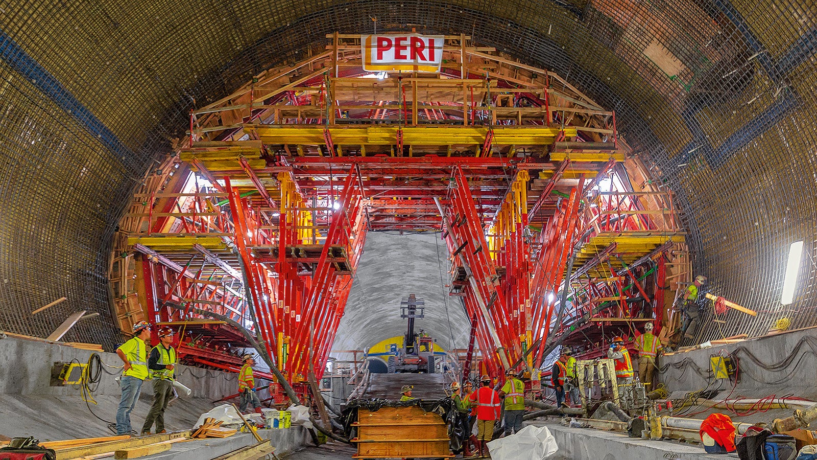 The high load-bearing capacity of the VARIOKIT system components facilitated the safe transfer of large loads while simultaneously allowing flexible adaptation to accommodate the challenging tunnel cross-section.