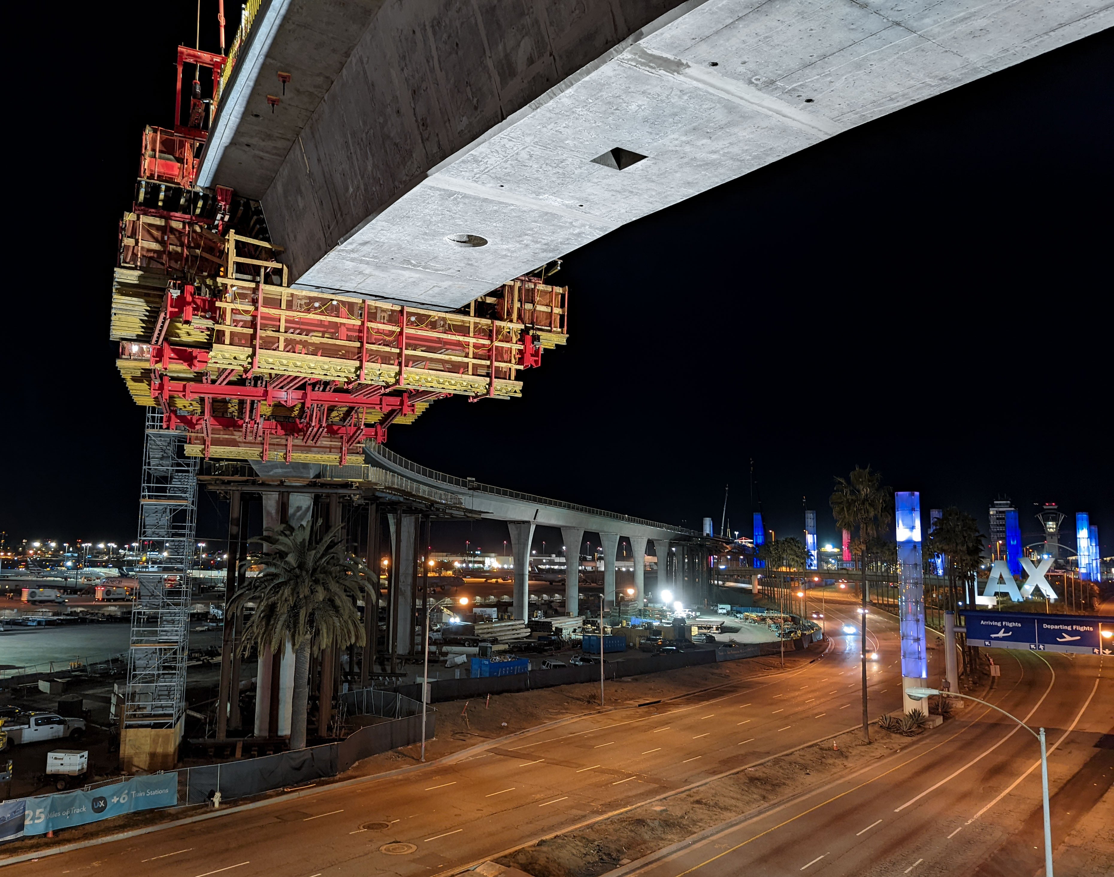 Using PERI VARIOKIT Balanced Cantilever (VBC), the custom engineered system used six VBC formwork travelers with formwork for a total of four spans. 