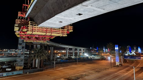 Using PERI VARIOKIT Balanced Cantilever (VBC), the custom engineered system used six VBC formwork travelers with formwork for a total of four spans. 