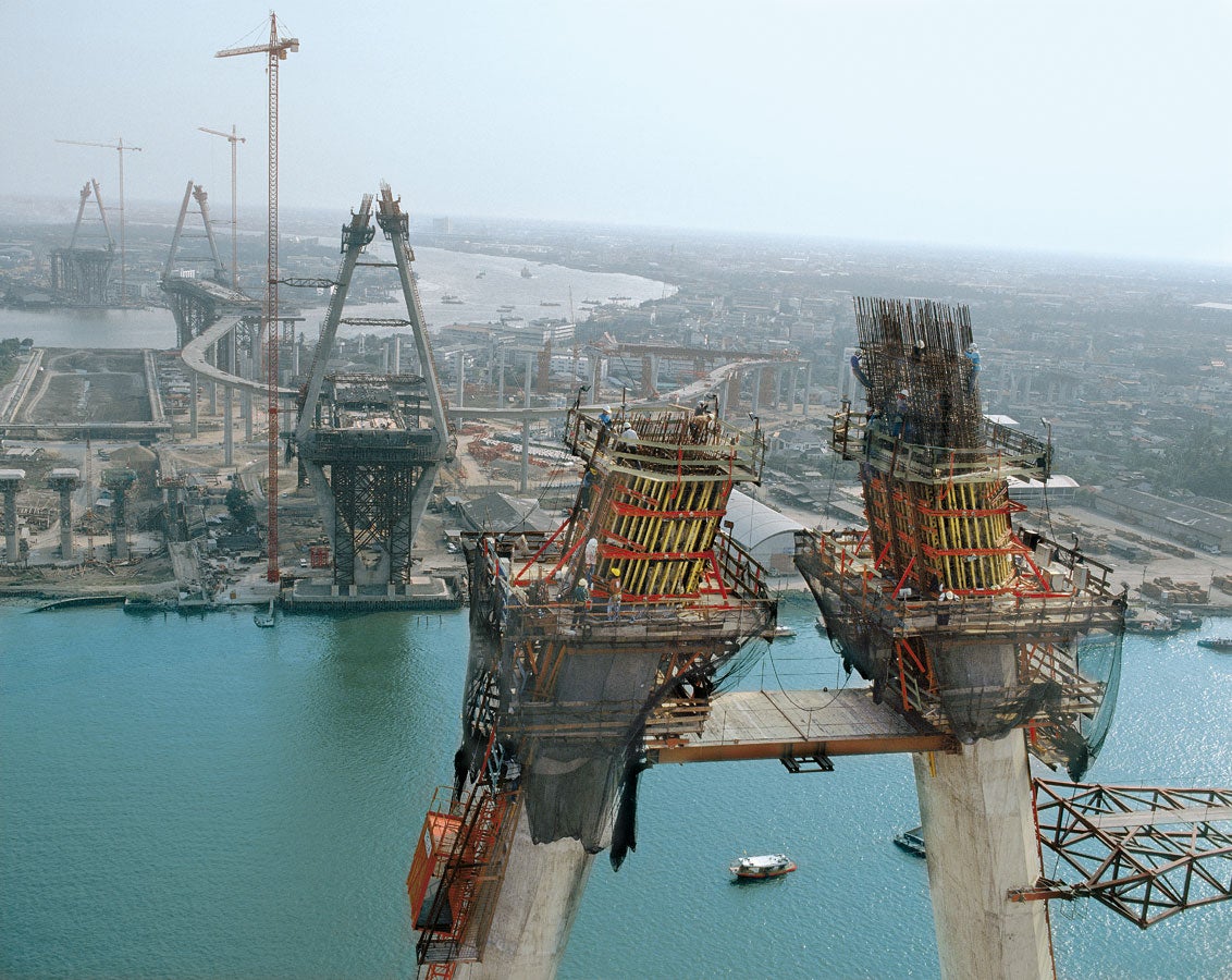 The four pylons of spectacular Mega Bridge in Bangkok rise 173 m into the sky. For the realization, the ACS climbing system ensured rapid construction process.