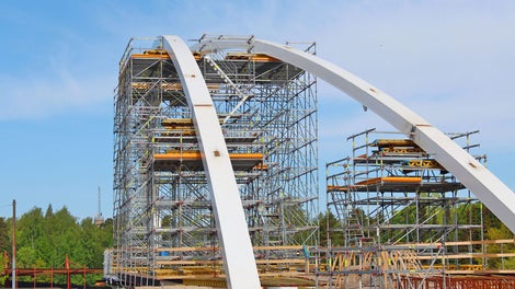 Kaarien asennuksessa tukina toimivat PERI UP Rosett Flex -telineet.