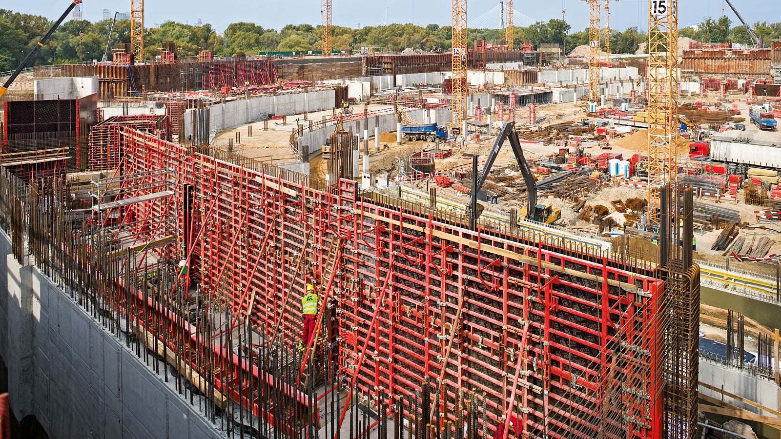 The TRIO and DOMINO panel formwork systems were used for the foundations and the walls and ensured fast forming times.
