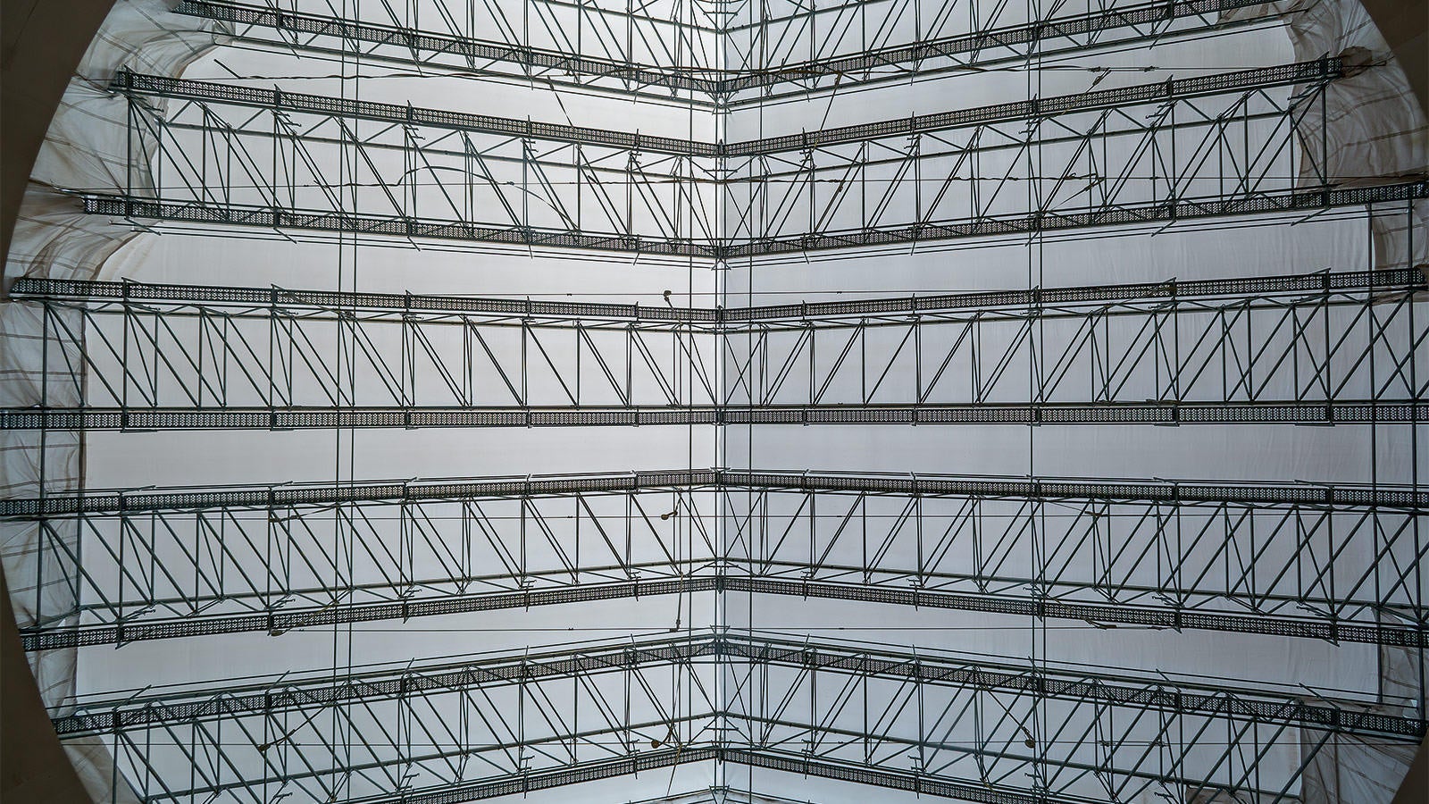 For realizing the enormous span of 36.50 m, the LGS Weather Protection Roof was securely braced.