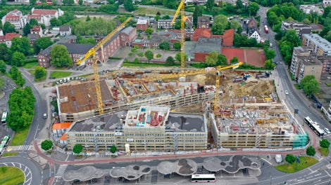 Das 2- bis 4-geschossige Ensemble der Hertener Höfe ist direkt an den zentralen Busbahnhof und die Fußgängerzone angebunden.