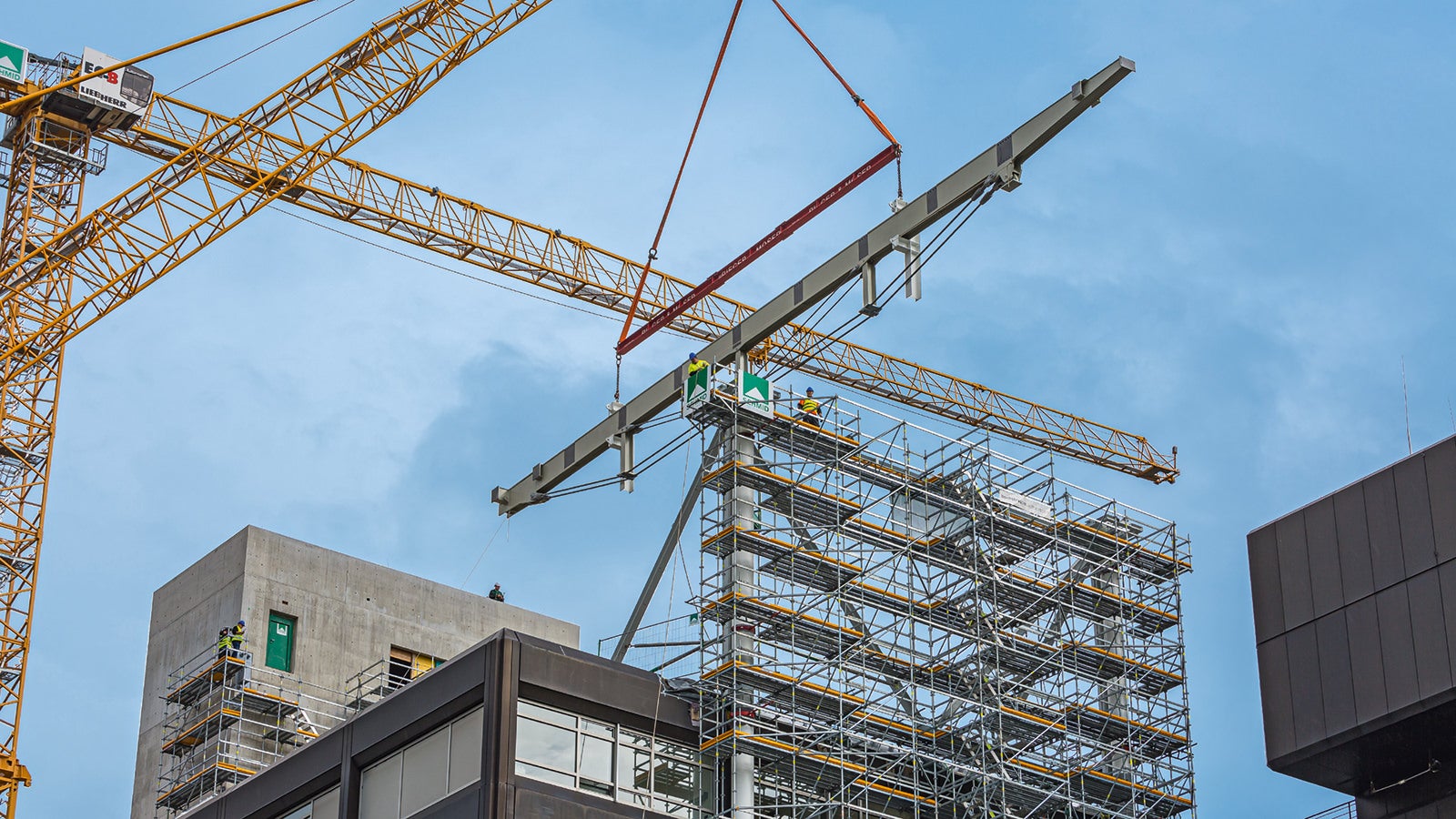 Auch bei der Montage der beiden 35 m langen Stahl-Hauptträger als Verbindung zwischen Zwillingsturm und Verbundstützen bot PERI UP eine sichere Arbeitsumgebung in 50 m Höhe.