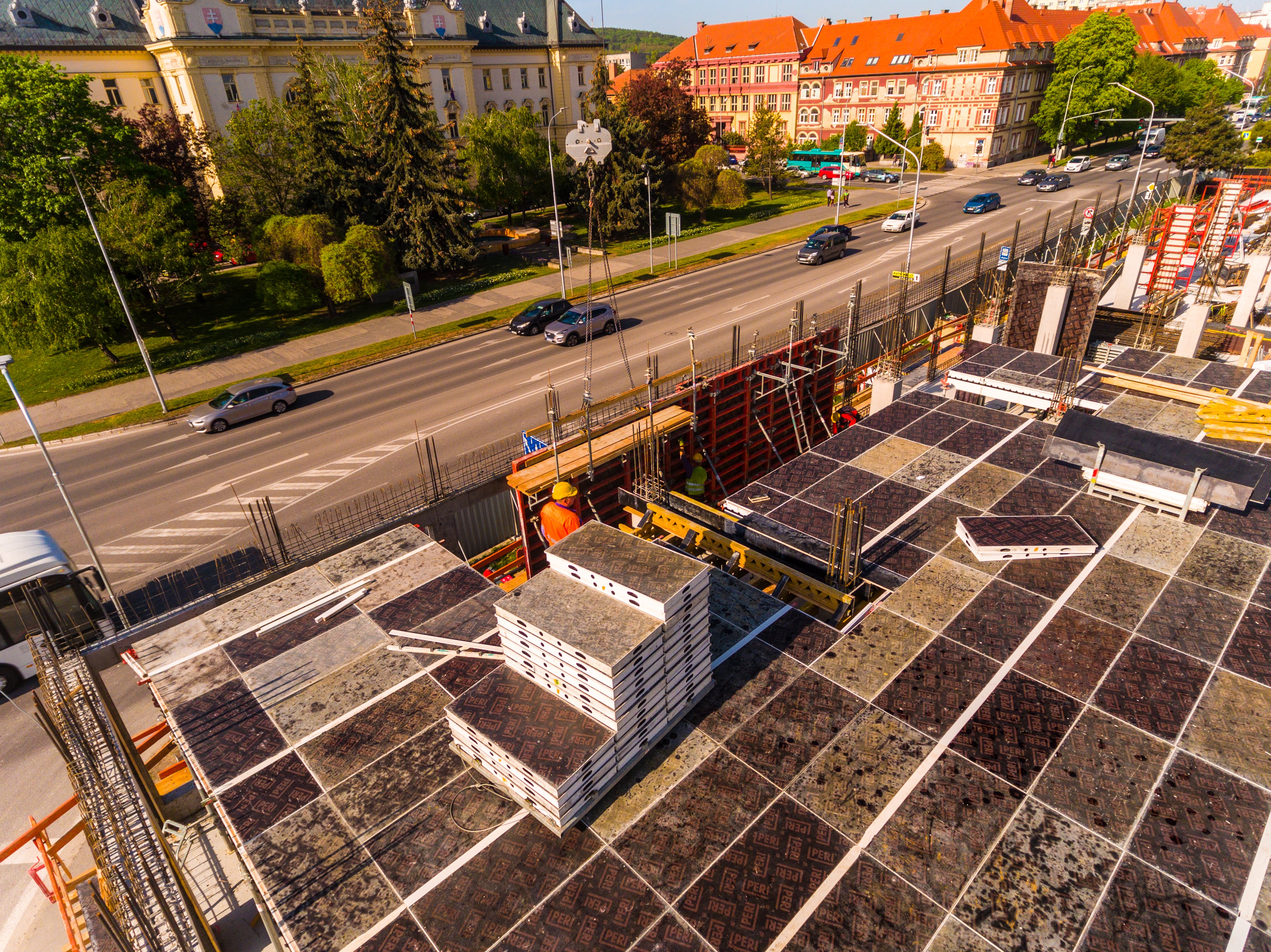 Vzhľadom na krátky termín výstavby prišiel zhotoviteľ s požiadavkou na rýchly stropný systém, ktorý mu zabezpečí rýchlejšiu obrátkovosť. Z toho dôvodu technické oddelenie PERI Slovensko navrhlo pre debnenie monolitických stropov na celú administratívnu časť a pre spodné podlažia ostatných blokov stropné panelové debnenie s padacími hlavami SKYDECK.