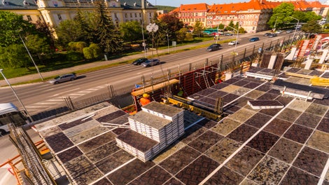 Vzhľadom na krátky termín výstavby prišiel zhotoviteľ s požiadavkou na rýchly stropný systém, ktorý mu zabezpečí rýchlejšiu obrátkovosť. Z toho dôvodu technické oddelenie PERI Slovensko navrhlo pre debnenie monolitických stropov na celú administratívnu časť a pre spodné podlažia ostatných blokov stropné panelové debnenie s padacími hlavami SKYDECK.