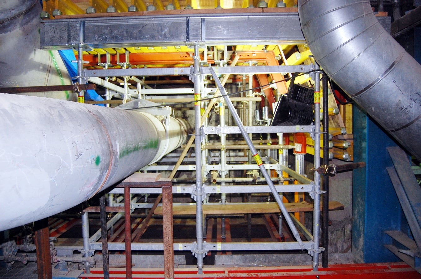 Shoring through live running pipes