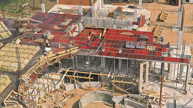 <p>1980. godine aluminijska stropna oplata MODUL predstavlja novu prekretnicu u industriji oplate.</p><br/>